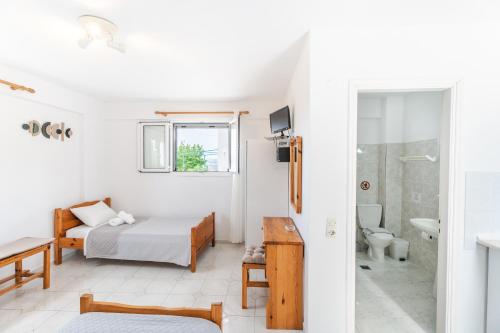a bedroom with a bed and a bathroom at Fiore Di Mare Studios in Lassi