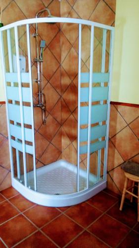 a shower in a room with a tile floor at El Pozo de la Cotarra in Cabezuela
