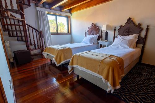 a bedroom with two beds and a window at Villa Fernandos in Praia de Mira