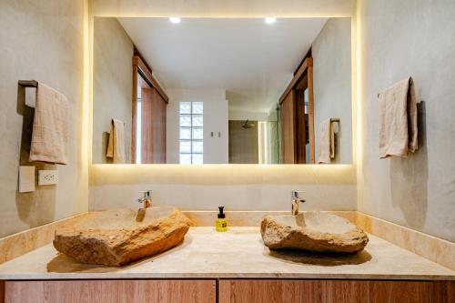a bathroom with two sinks and a mirror at Selva Vista in Pereira