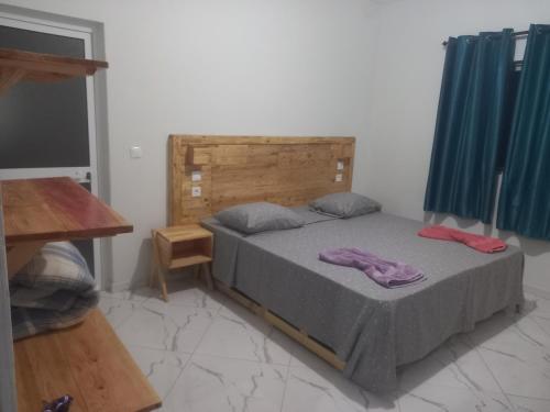 a bedroom with a bed with two towels on it at Casa Pirinha in Portela