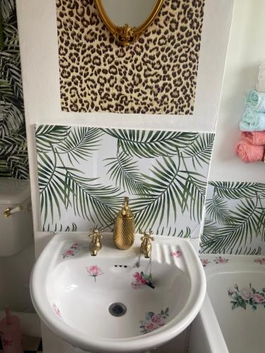 a bathroom with a sink and a toilet and a mirror at Comfortable Guesthouse Stratford upon avon in Stratford-upon-Avon