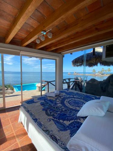ein Schlafzimmer mit einem Bett und Meerblick in der Unterkunft Isla Quimera Adults Only Beachfront Retreat in San-Blas-Inseln