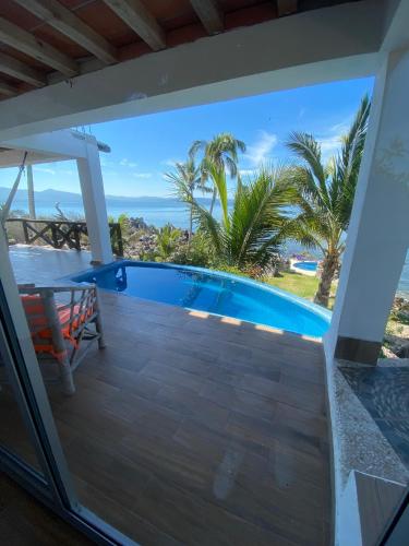 Blick vom Balkon eines Hauses mit Swimmingpool in der Unterkunft Isla Quimera Adults Only Beachfront Retreat in San-Blas-Inseln