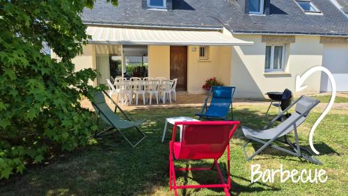 a group of chairs and a table in a yard at Maison 5 chambres, 3 SdB, proche plage in Arzon