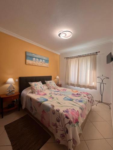 a bedroom with a bed and a window at Monte Gordo T1 - Estrela do Mar in Monte Gordo