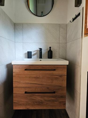 a bathroom with a sink and a mirror at Rodinná chata Alexa, Beskydy in Prostřední Bečva