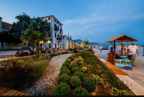 Cozy place near beach in the center Kastel Stari with terrase
