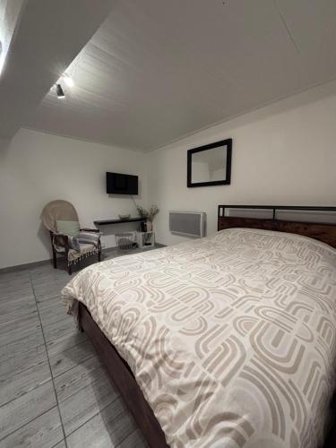 a bedroom with a bed and a desk at Studio agréable et paisible in Aubagne