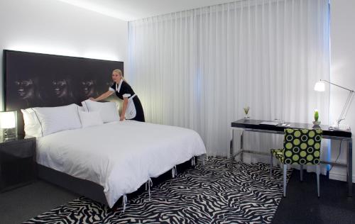 A bed or beds in a room at Leonardo Boutique Hotel Tel Aviv