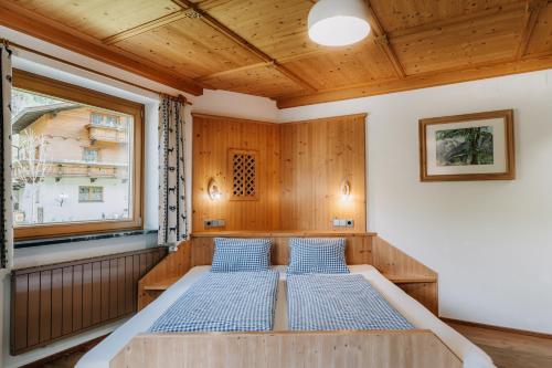 a bed in a room with a window at Weifer Biobauernhof in Prägraten