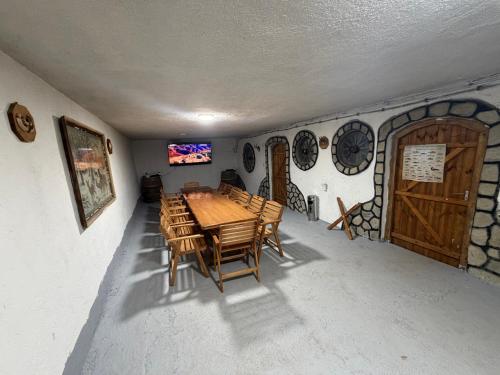 ein Esszimmer mit einem Holztisch und Stühlen in der Unterkunft Cozy "Vila Koki" with Private Pool and Lake Surrounded by Nature in Gabrovo