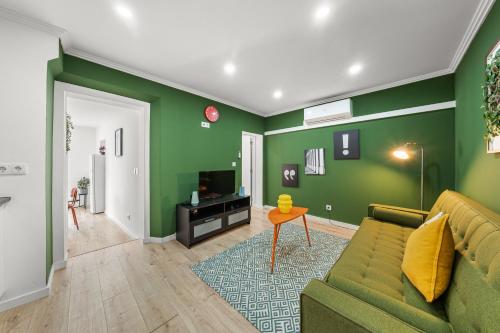 Flat with a Patio Near Liberdade and Marquês AC