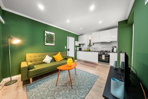 Flat with a Patio Near Liberdade and Marquês AC