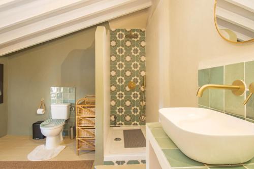 a bathroom with a tub and a toilet and a sink at Casa de Suenos in Comares