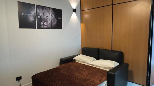 a bedroom with a bed and a wall at Flat São Vicente Praia Piscina Garagem in São Vicente