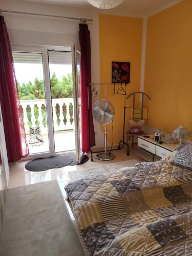 a bedroom with a bed and a large window at Ferienwohnung mit Meerblick in Povile