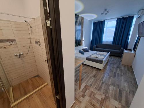 a living room with a shower and a bathroom at LA PLAYA - Studiouri pe plaja cu sezlong inclus in Eforie Nord