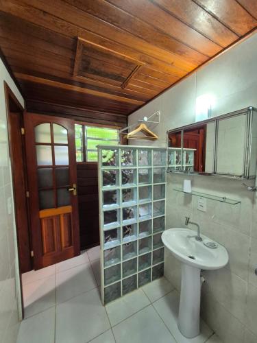 a bathroom with a sink and a mirror at Aratinga Inn in Abraão