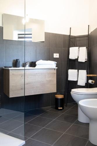 a bathroom with a sink and a toilet at alloggio belvedere nel borgo in Gradoli