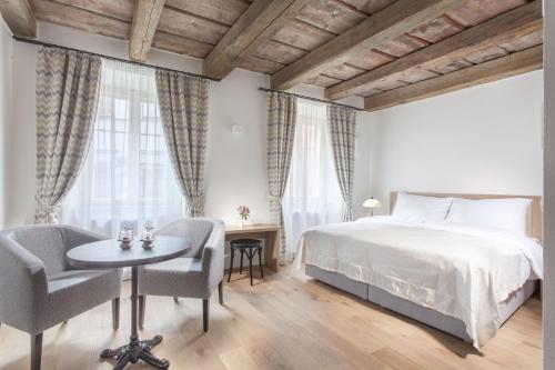 Een bed of bedden in een kamer bij Hotel At the White Lily
