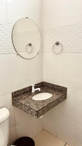 a bathroom with a sink and a mirror at Pousada Paraíso in Carolina