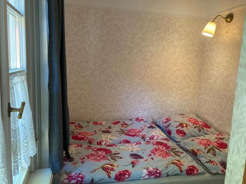 ein Bett in einem Zimmer neben einem Fenster in der Unterkunft Mühlenwohnung in Boppard