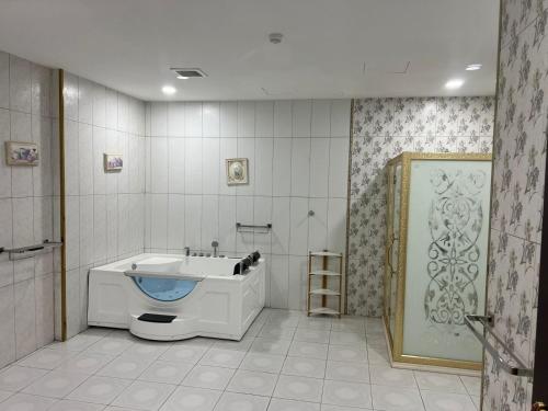 a bathroom with a tub and a toilet in it at فندق رفايا الشاطيء in Jazan