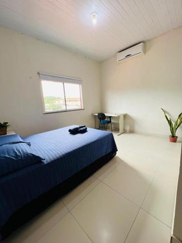 a bedroom with a bed and a desk and a window at Recanto Tranquilo - Espaço amplo e completo - Sky in São Luís