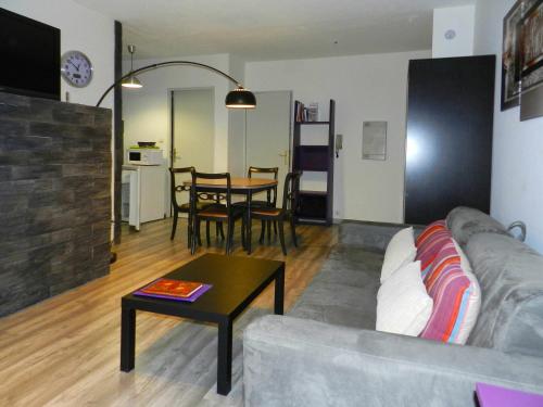 un salon avec un canapé et une table dans l'établissement Appartement Porte Évêque, à Avignon