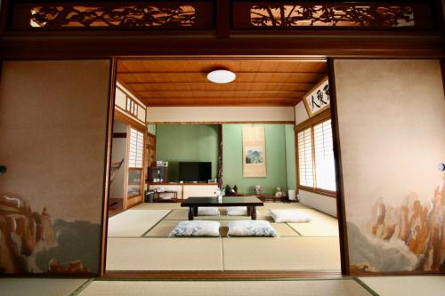 a room with a table in the middle of a room at Sane Yanagisawa in Awaji