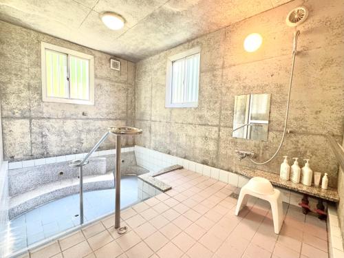 a large bathroom with a tub and a shower at Casa2 in Katsura