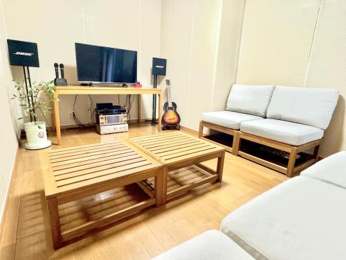 a living room with a couch and a coffee table at Casa2 in Katsura