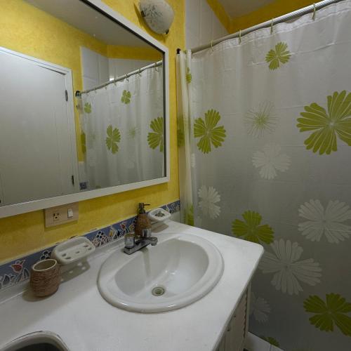 un bagno con lavandino e specchio di Apartamento familiar a Same
