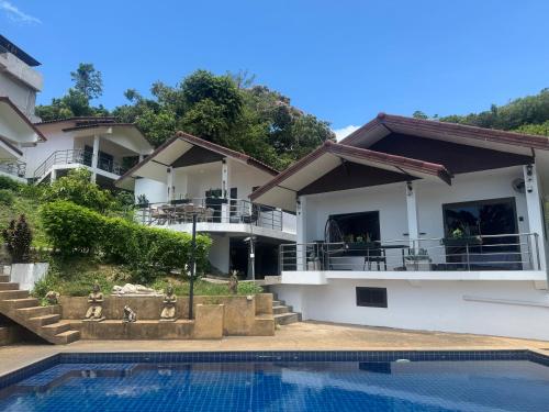 Blick auf eine Villa mit Swimmingpool in der Unterkunft BRW Samui in Bophut 