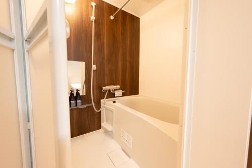 a bathroom with a bath tub in a room at WANOKAEDE HOTEL New Wing in Tokyo