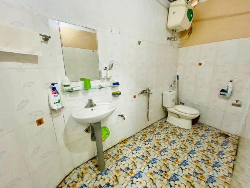 a bathroom with a sink and a toilet at Nam Mỹ Vân Homestay - ĐH Công nghiệp Thái Nguyên in Thái Nguyên
