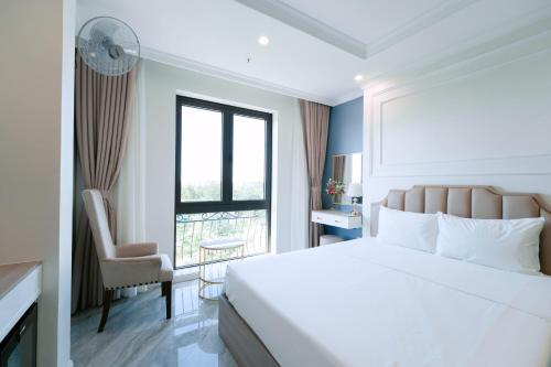 a hotel room with a bed and a window at Nhật Tân Hotel Triển Lãm VEC - Đông Anh in Dong Anh