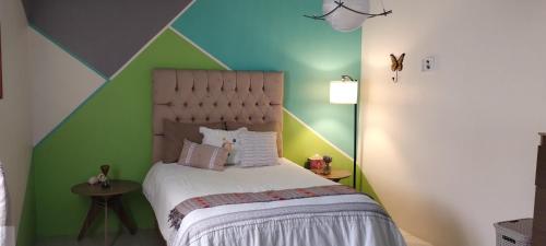 a bedroom with a bed with a geometric wall at Céntrico, seguro, tranquilo y limpio in Ocotlán