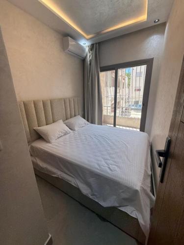 a bed in a small room with a window at اقامة هبة 5 in Yebha