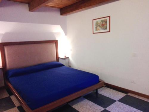 CivezzaにあるCa delle Rondiniのベッドルーム1室(青いベッド1台付)