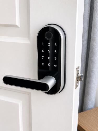 a black door handle on a white door at Casa cómoda en zona residencial Ideal para familias y grupos in Villa Nueva