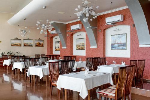 A restaurant or other place to eat at Sevastopol Hotel