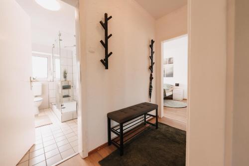a hallway with a bench and a bathroom at Bright Nest in Drensteinfurt