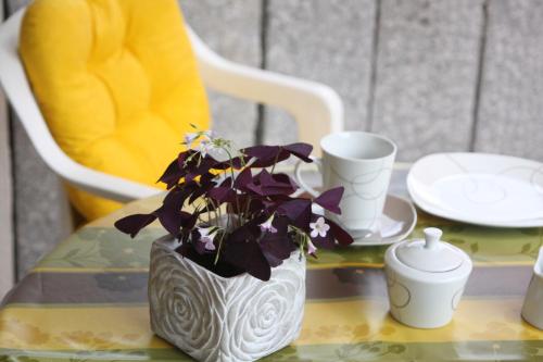 a table with a vase with purple flowers on it at Ferienwohnung-VS in Villingen-Schwenningen