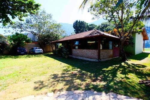 a small brick house in a yard next to a yard at Chales Maresias in Maresias