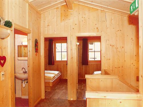 ein Blockhausbad mit einem Waschbecken und einem WC in der Unterkunft Chalet in Schwendau - A 241.003 in Schwendau