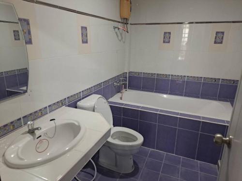 a bathroom with a sink and a toilet and a tub at Pani House Hatyai 6 in Hat Yai