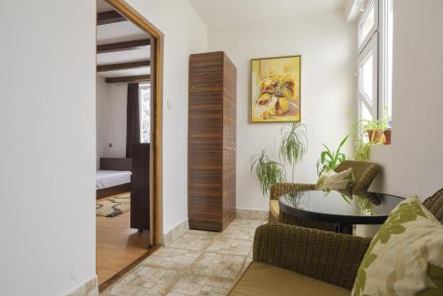 a living room with a couch and a table at Pension Verona Centru in Cluj-Napoca