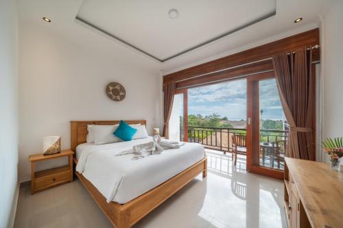 a bedroom with a bed and a balcony at The Pulau Bungalow in Nusa Lembongan